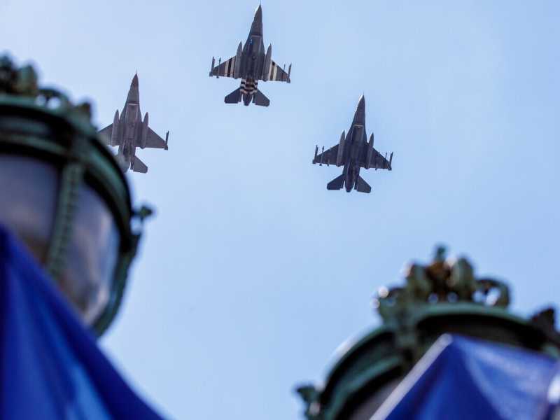 I jet F-16 dell'aeronautica belga eseguono un sorvolo del Palazzo reale di Bruxelles durante la Giornata Nazionale 2020 (Olivier Matthys/Getty Images)&nbsp;<br />