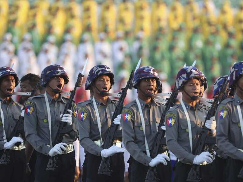 La polizia marcia durante la cerimonia per il 75° anniversario dell’Indipendenza del Myanmar a Naypyitaw, il 4 gennaio scorso (Ap/Aung Shine Oo) <br />