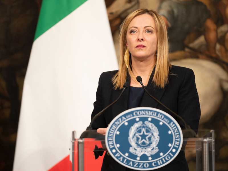 Meloni non fa la Fuortes. L'ad Rai resta. La premier "ferma" Berlusconi e Salvini