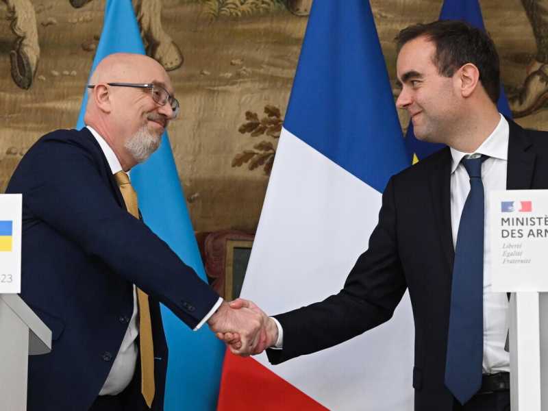 Oleksii Reznikov e Sebastien Lecornu (Foto LaPresse)&nbsp;<br />