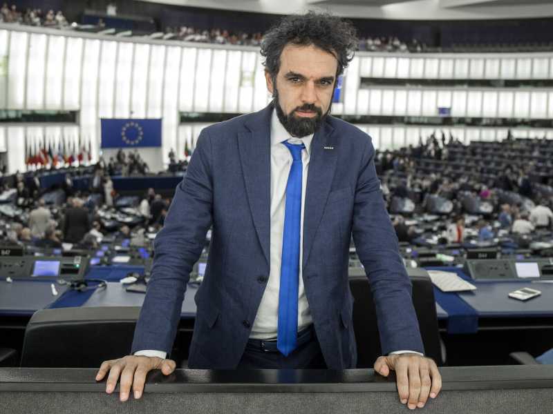 Social. Sud. Grillismo. Dietro all'avvicinamento di Giarrusso a Bonaccini c'è un piano