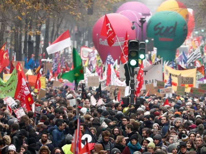  La folla al corteo di Parigi lo scorso 19 gennaio (Ansa)