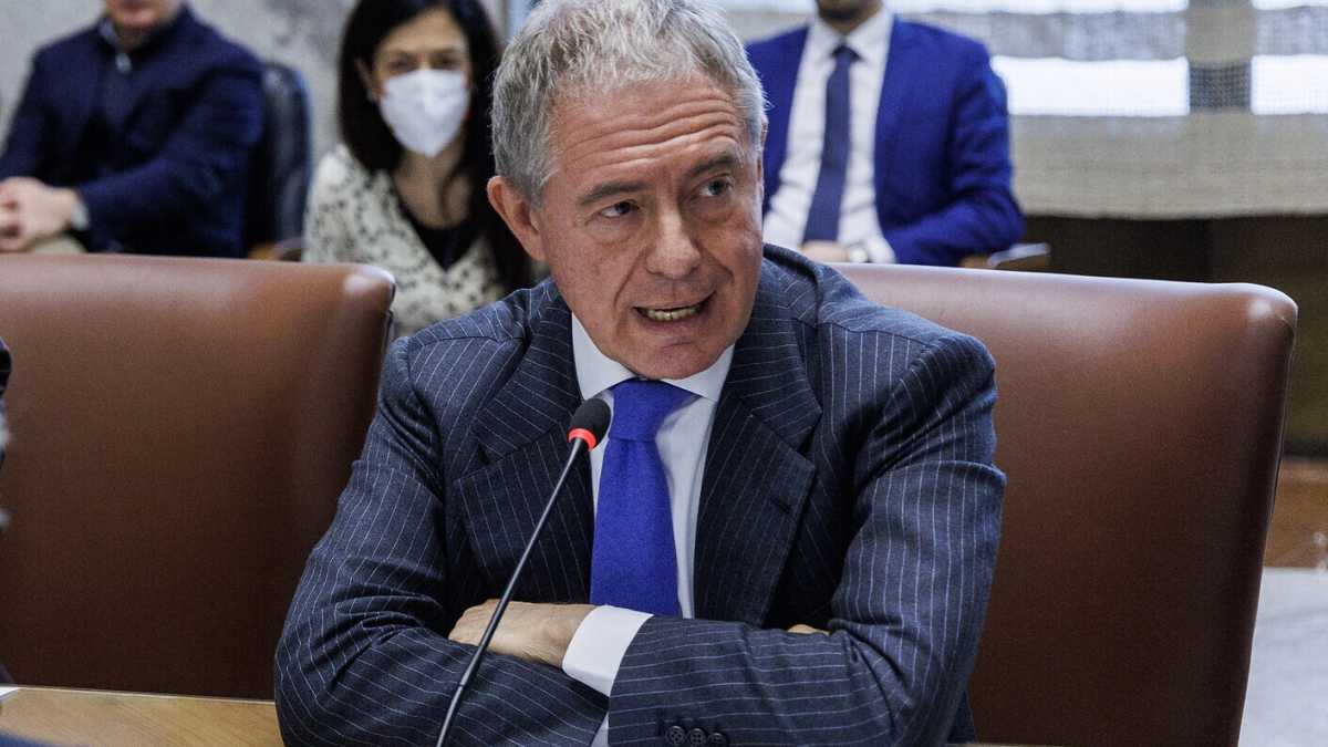Immagine di Urso vende a Meloni un accordo che non c'è e insulta il suo staff: "Traditori, vi caccio tutti"