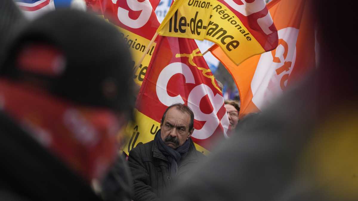 Immagine di Gli antiriforme di Francia scomodano Obelix per schiacciare Macron