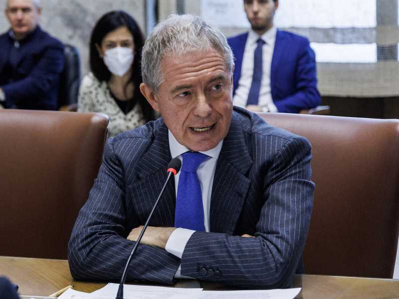 Urso vende a Meloni un accordo che non c'è e insulta il suo staff: "Traditori, vi caccio tutti"