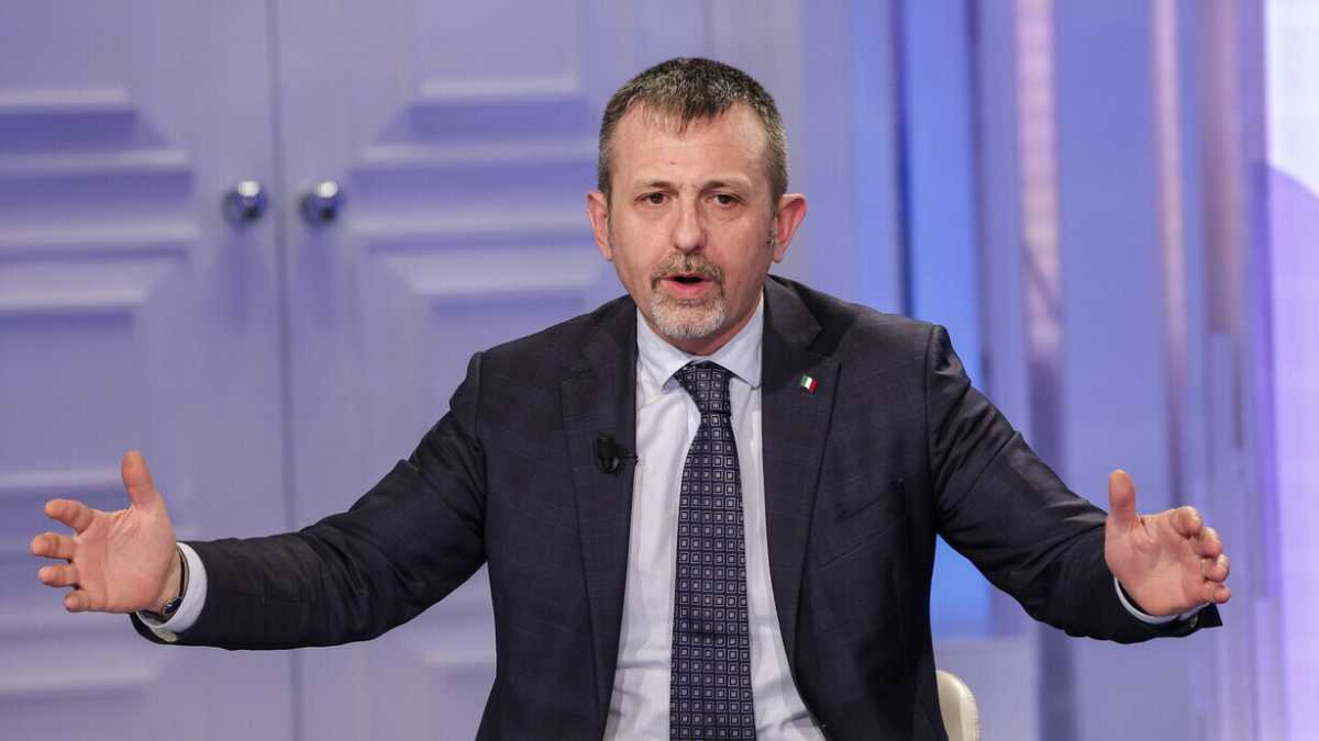 Immagine di Delmastro: "Errore di Donzelli, ma io sono un uomo, poi un sottosegretario. Forse cambio casa"