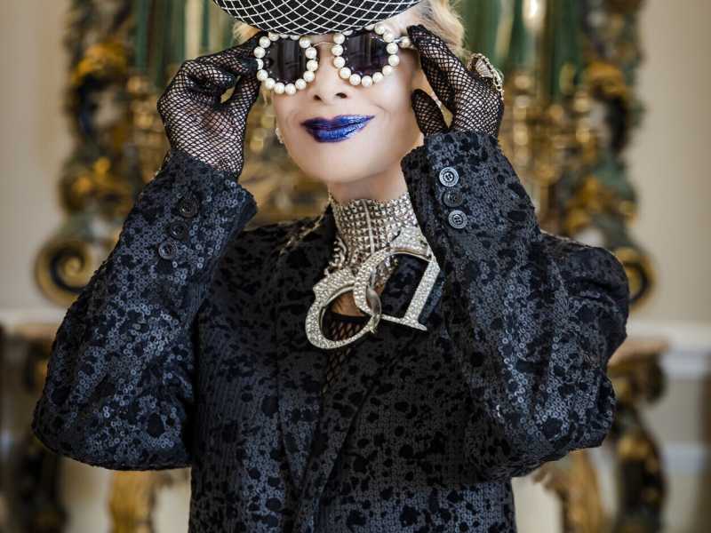 Cecilia Matteucci Lavarini ritratta con una giacca Dior, epoca Hedi Slimane, appartenuta a Karl Lagerfeld, e un cappello di Philip Treacy della sua collezione&nbsp;<br />
