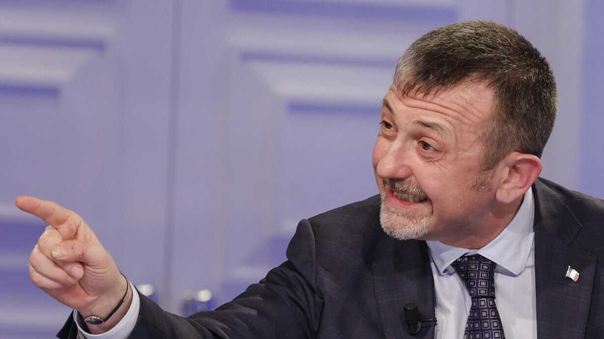 Immagine di Delmastro attacca il Pd: "Spieghino l'inchino ai mafiosi in carcere"