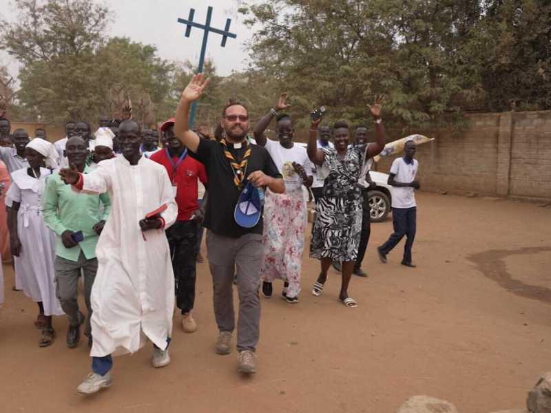 L&rsquo;attesa del passaggio di Papa Francesco per le strade di Juba, Sud Sudan, il 3 febbraio 2023. Foto di Nicola Berti, Cuamm&nbsp;<br />
