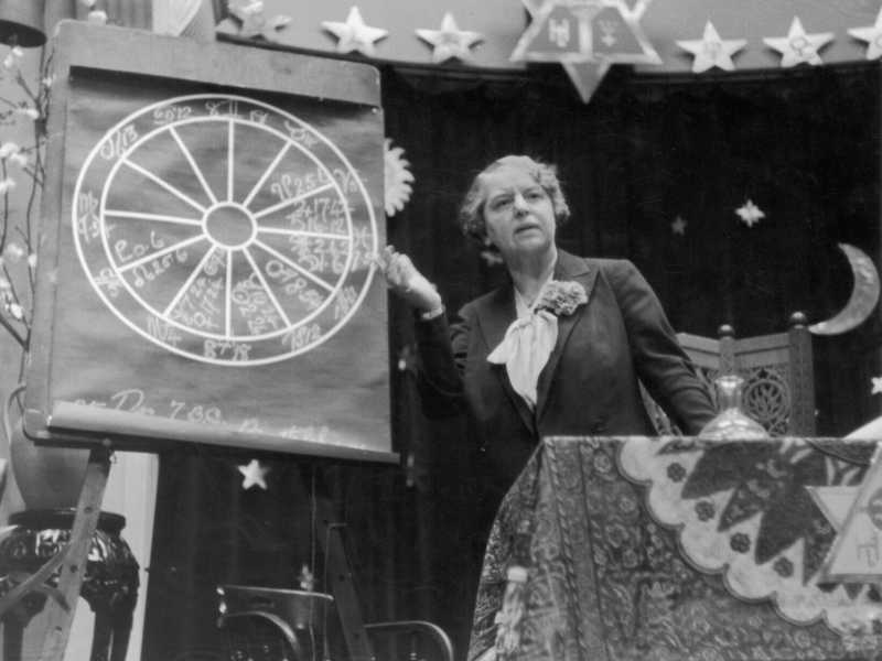 29 aprile 1939: un astrologo londinese dimostra quello che si crede sia l'oroscopo di Cristo (Kurt Hutton/Getty Images)&nbsp;<br />