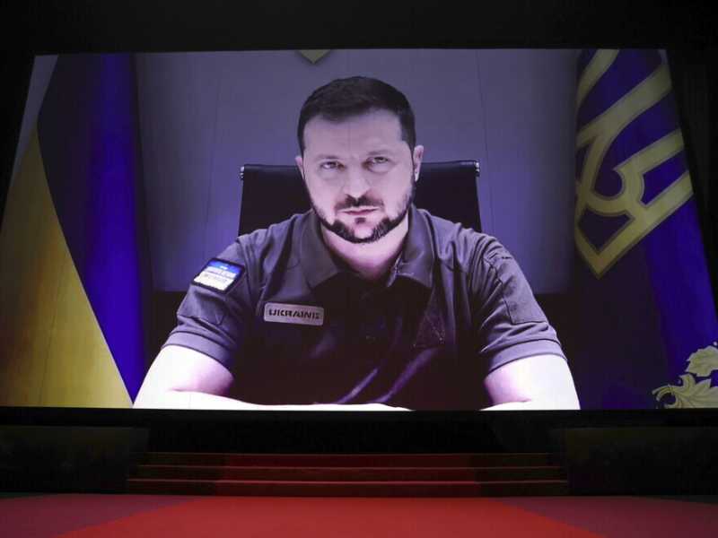 Un'immagine del discorso di Zelensky a Cannes (Lapresse)