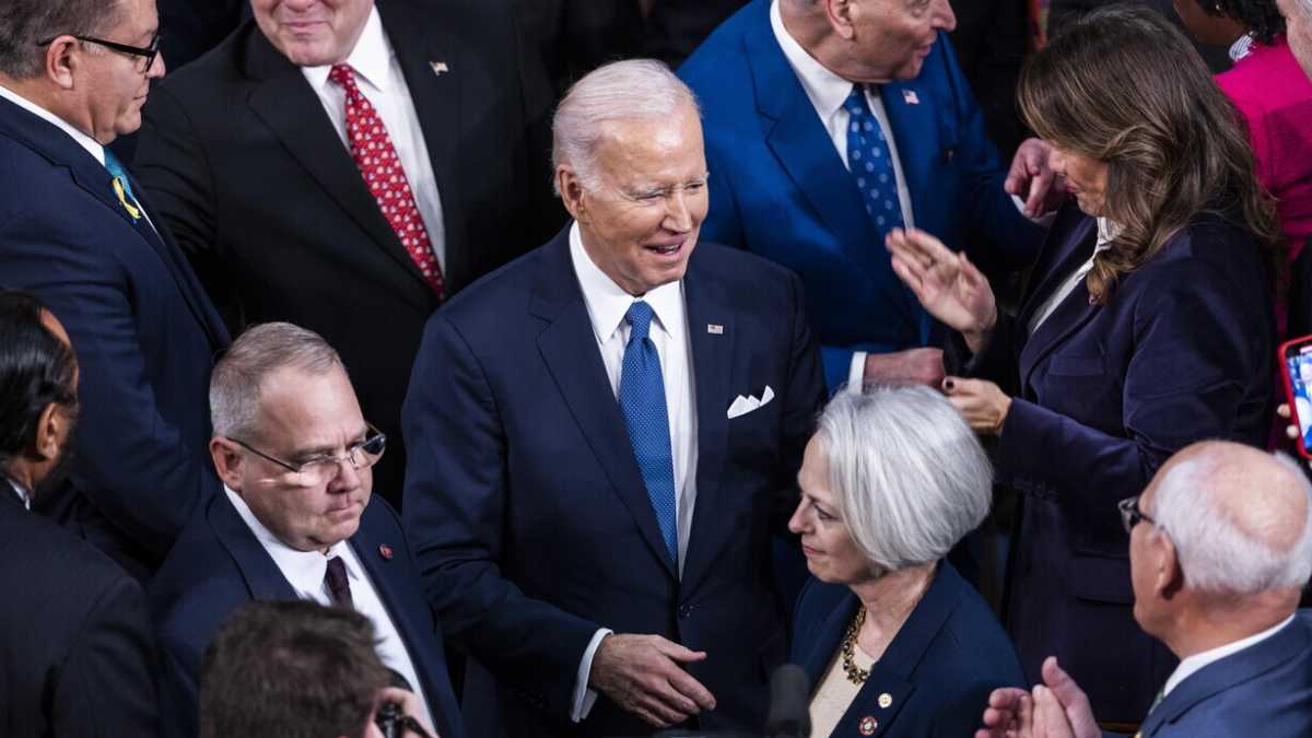 Immagine di Biden cerca l'applauso del Congresso, ma riceve anche fischi