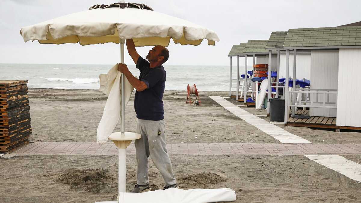 Immagine di Il Milleproroghe regala un anno ai balneari. Così FdI smentisce il suo ministro Fitto