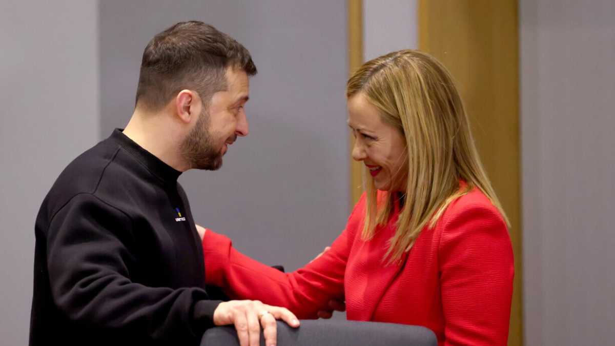 Immagine di Zelensky e Meloni a Bruxelles, tra strette di mano e vertici mancati