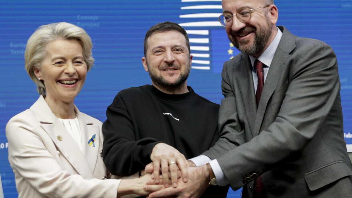 Immagine di Zelensky a Bruxelles chiede mezzi militari e l’arma più potente: l’adesione all’Ue