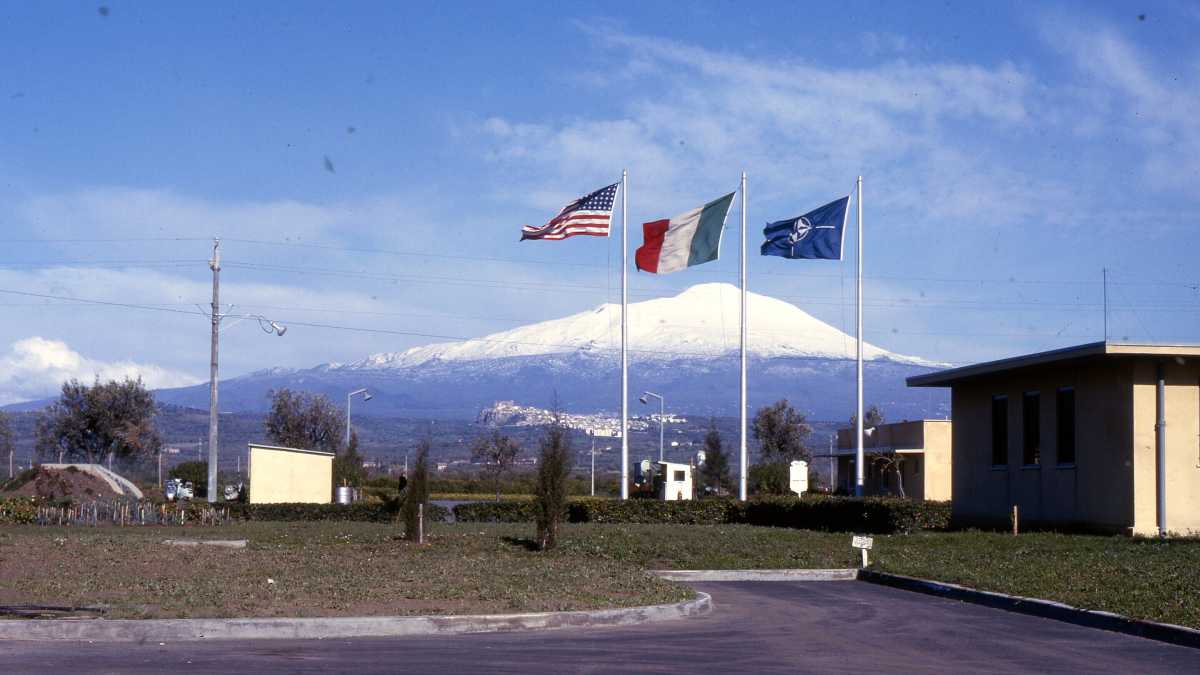 Immagine di La reazione all’alternanza scuola-lavoro nella base Nato è un po’ ridicola