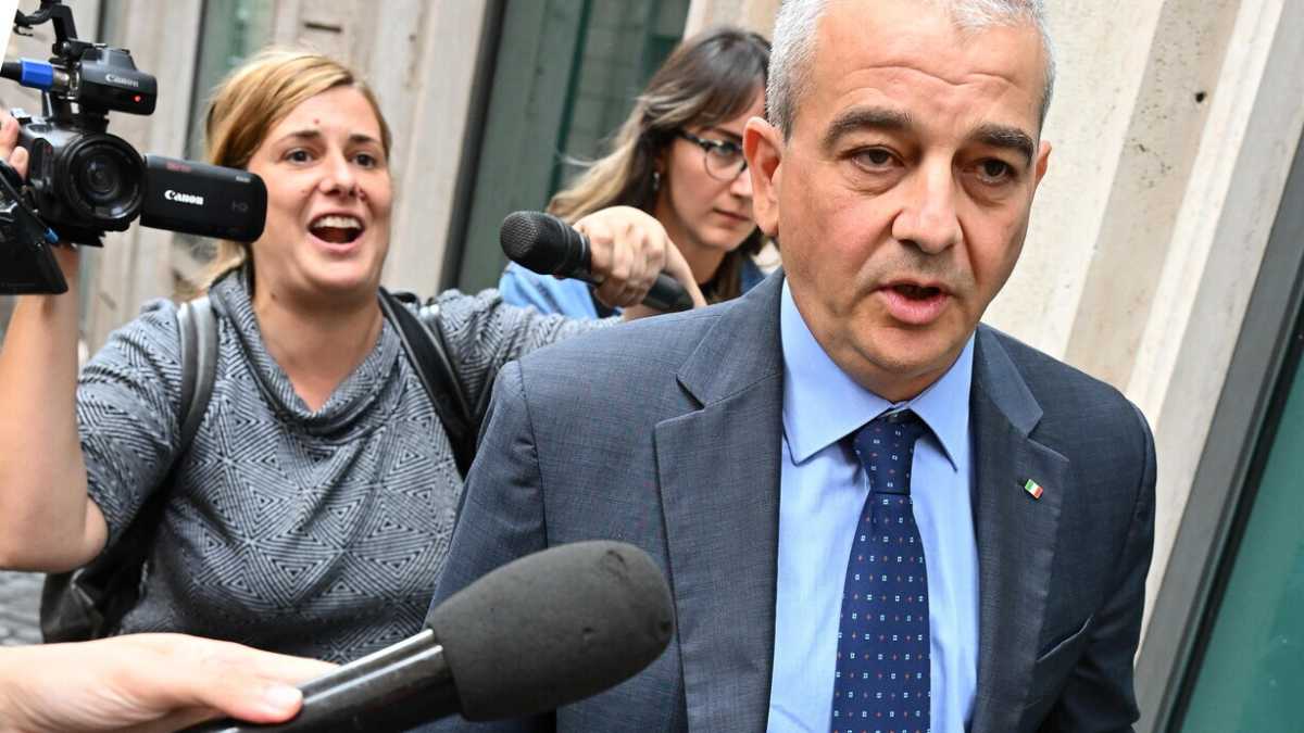 Immagine di La Stampa va alla guerra con Fazzolari ma finisce per spararsi sui piedi