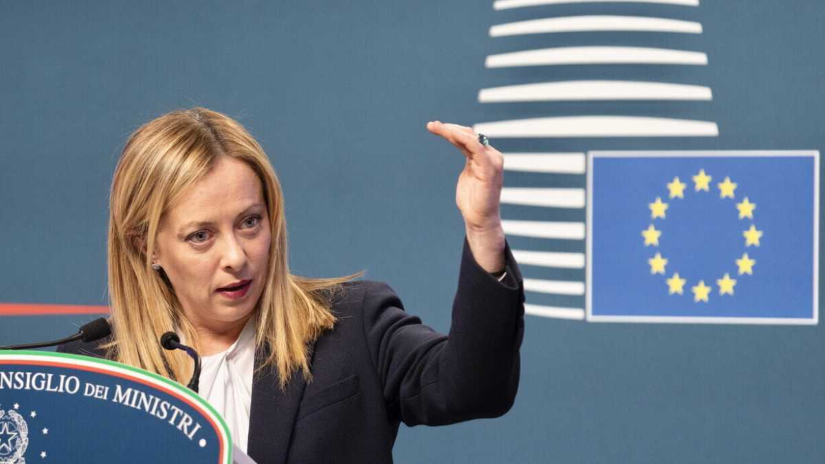 Immagine di Il doppio registro europeo di Meloni. Che durante il Consiglio ammette: “Le ong hanno fatto anche cose buone”