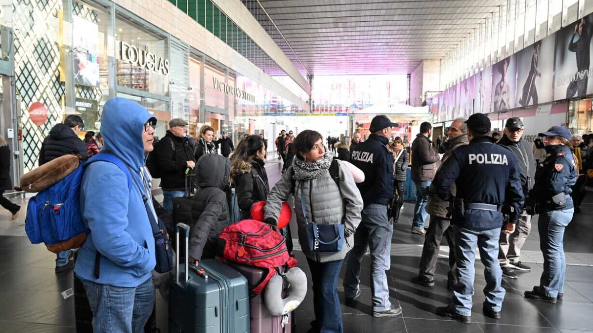 Immagine di Salvini "il sobrio" a Termini dopo l'accoltellamento. "Assumeremo mille vigilantes"