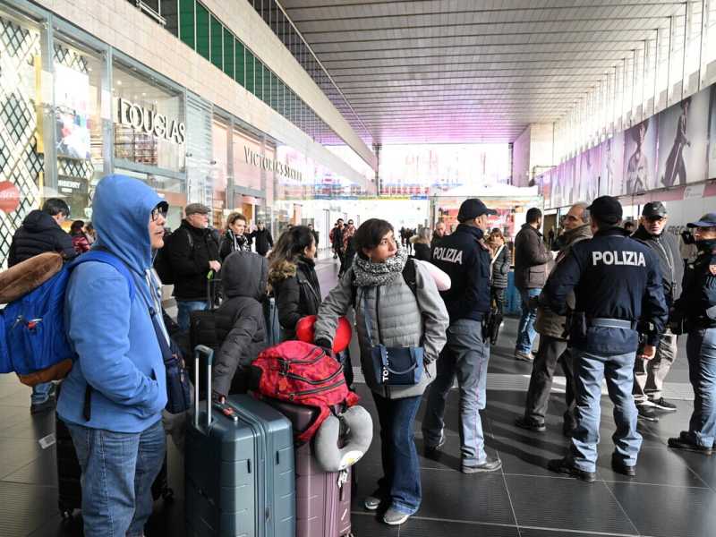 Salvini "il sobrio" a Termini dopo l'accoltellamento. "Assumeremo mille vigilantes"