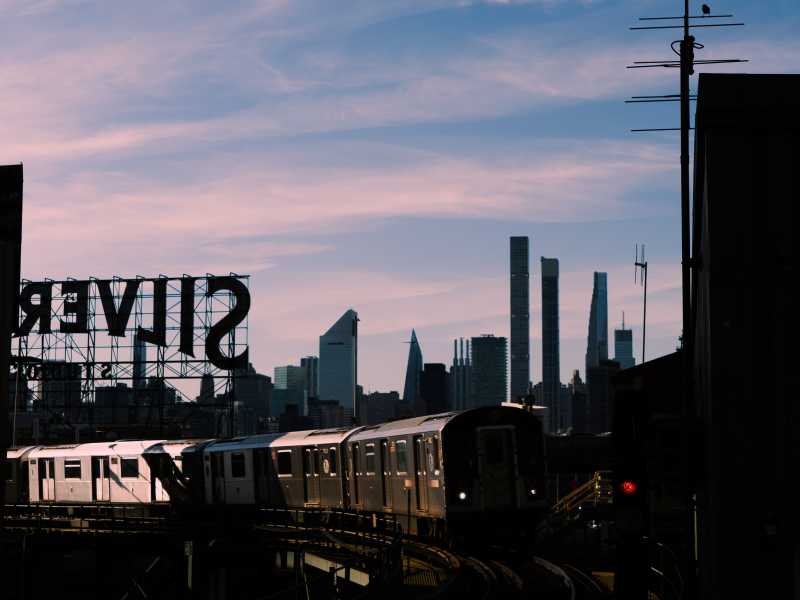 Queensboro Plaza Station, Long Island City, NY (foto di M&aacute;rcio P&ecirc;go  via Unsplash)&nbsp;<br />
