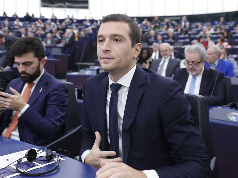L’applauso lepenista a Zelensky