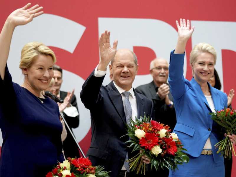 Franziska Giffey assieme a Olaf Scholz (Lapresse)
