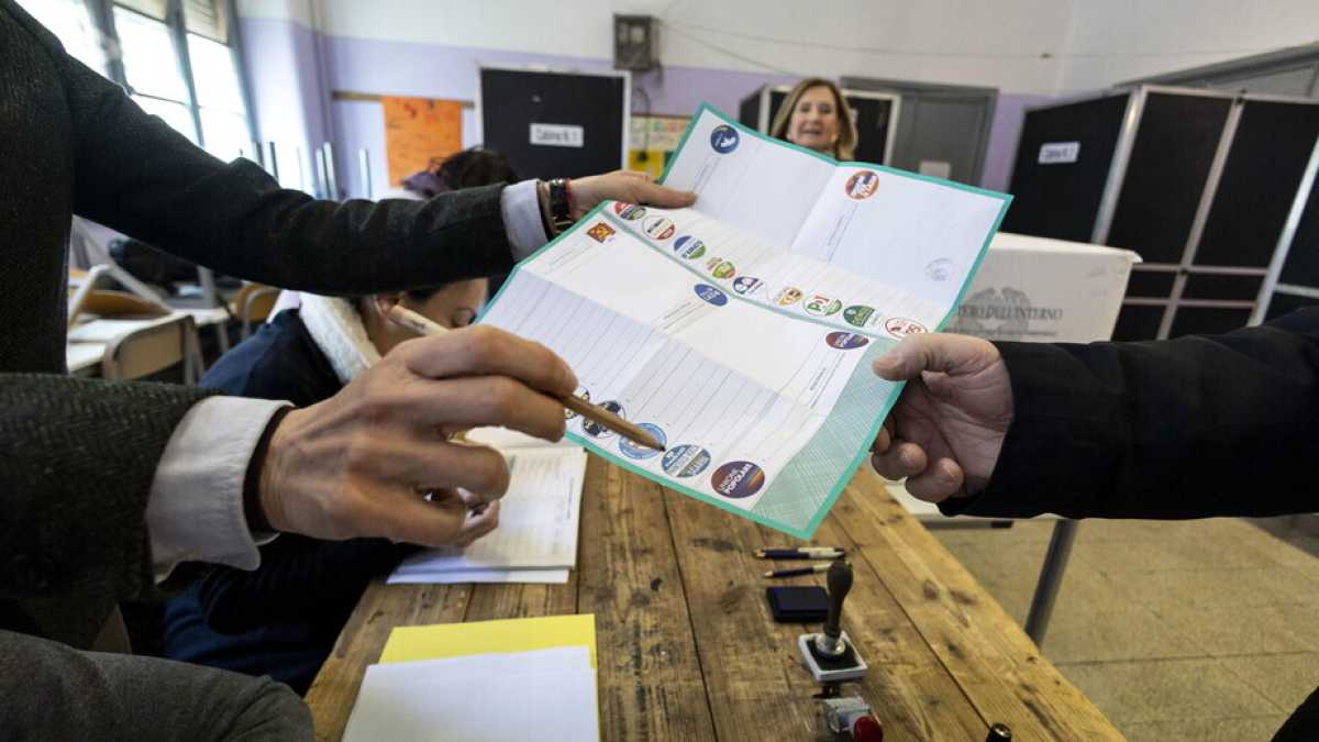 Immagine di Seggi aperti dalle 7 alle 15 per le regionali in Lombardia e Lazio. Affluenza in forte calo