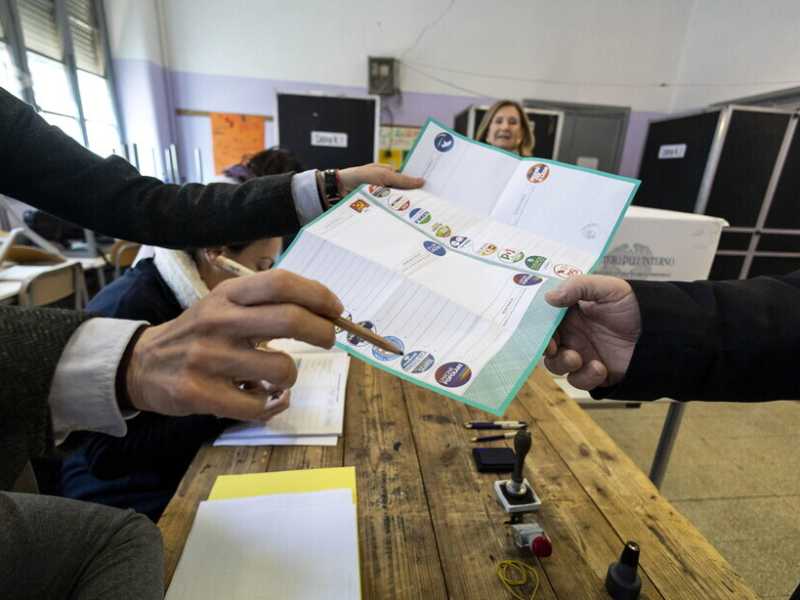 Seggi aperti dalle 7 alle 15 per le regionali in Lombardia e Lazio. Affluenza in forte calo