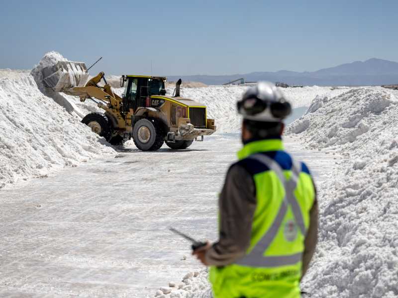 I lavoratori delle miniere di litio nel deserto di Atacama, Cile (foto di John Moore/Getty Images)&nbsp;<br />