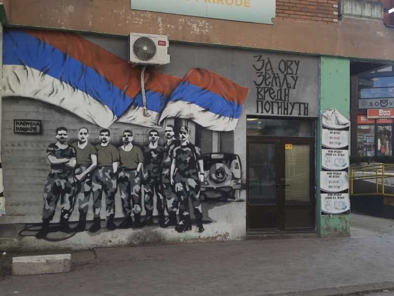 Disegni su un muro nella parte serba di Kosovska Mitrovica (foto di Gianluca Carini)<br />