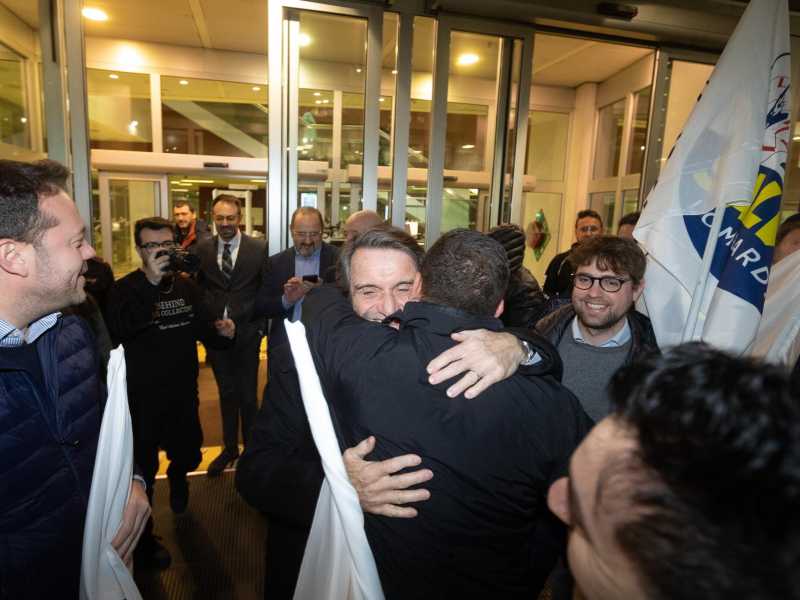 &nbsp;Festeggiamenti della Lega davanti al Pirelli con Attilio Fontana (Lapresse)