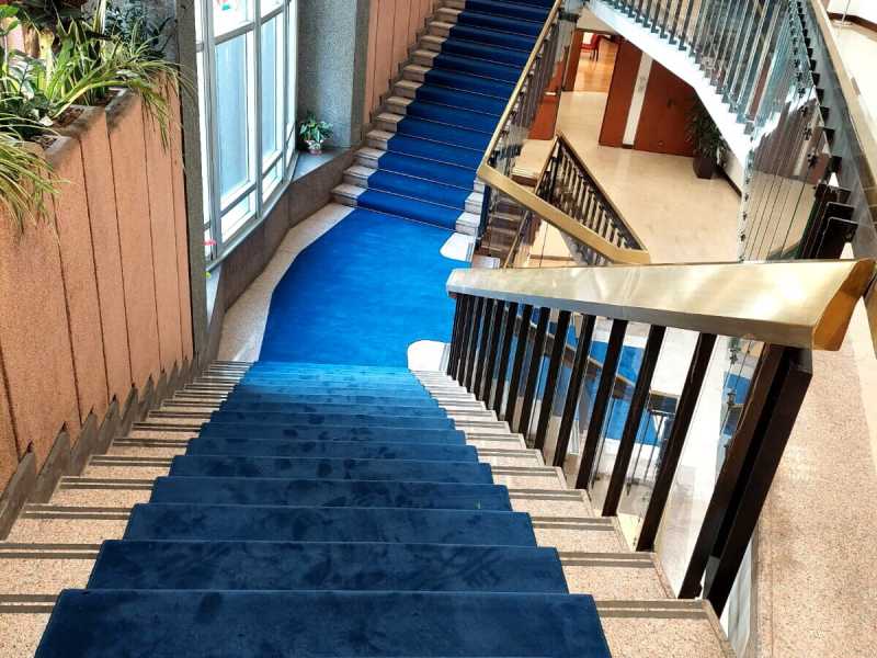 La prima mossa di Rocca nel Lazio: via la moquette rossa di Zingaretti, ecco quella blu patriota