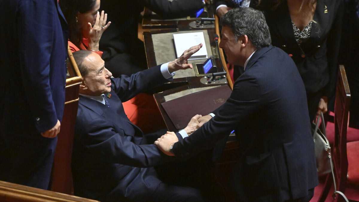 Immagine di "Caro presidente, volevo rallegrarmi con te". Renzi chiama Berlusconi dopo l'assoluzione