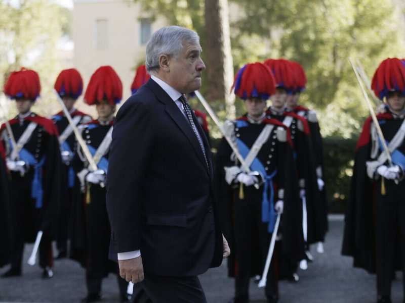 Le acrobazie del Mahatma Tajani. Difeso da Meloni, amato dal Colle, soffre in Forza Italia