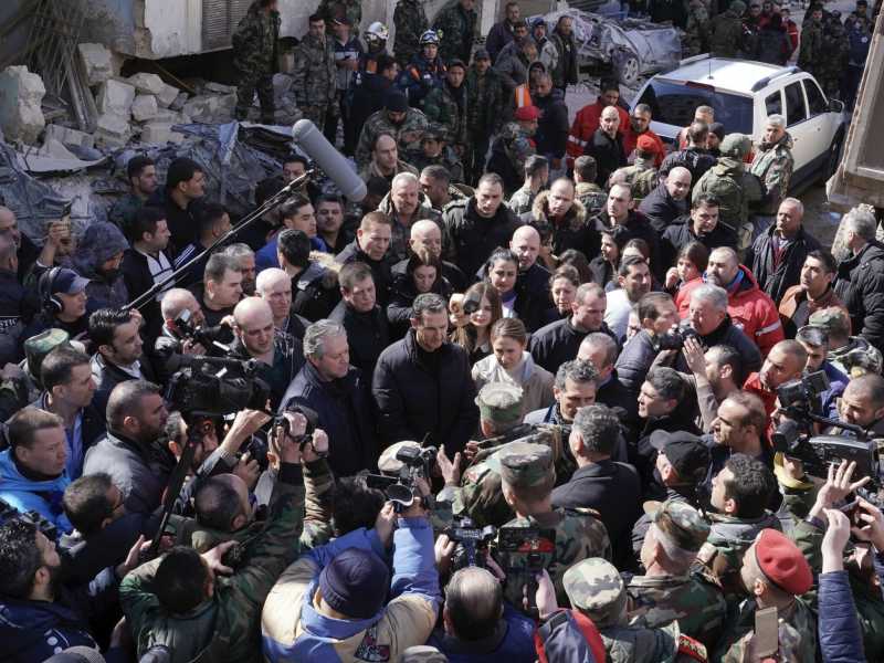 Bashar el Assad con la moglie Asma in visita fra le macerie di Jable, sulla costa siriana (foto LaPresse)
