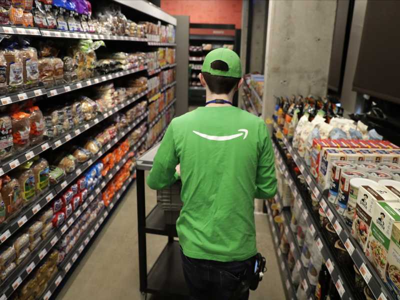 21 febbraio 2020, un lavoratore spinge un carrello all'interno di un negozio Amazon Go Grocery a Seattle (Foto AP/Ted S. Warren)&nbsp;<br />