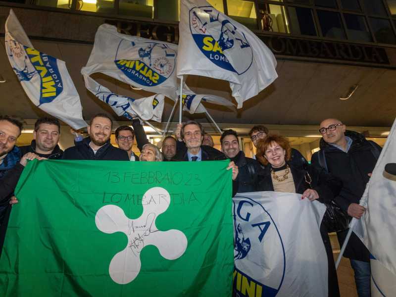 Festeggiamenti della Lega davanti al Pirelli con Attilio Fontana (Lapresse)