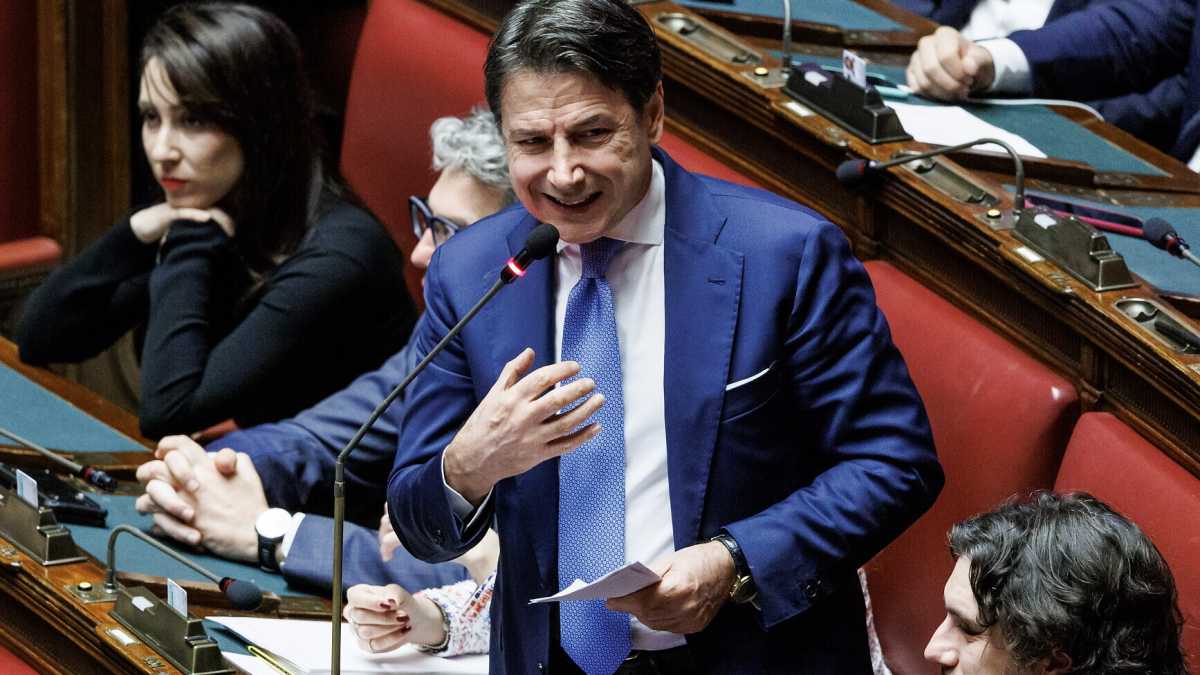 Immagine di Fratelli di Conte. Meloni lo incorona "unico rivale", lo cerca per Rai ma lo teme sulla politica estera