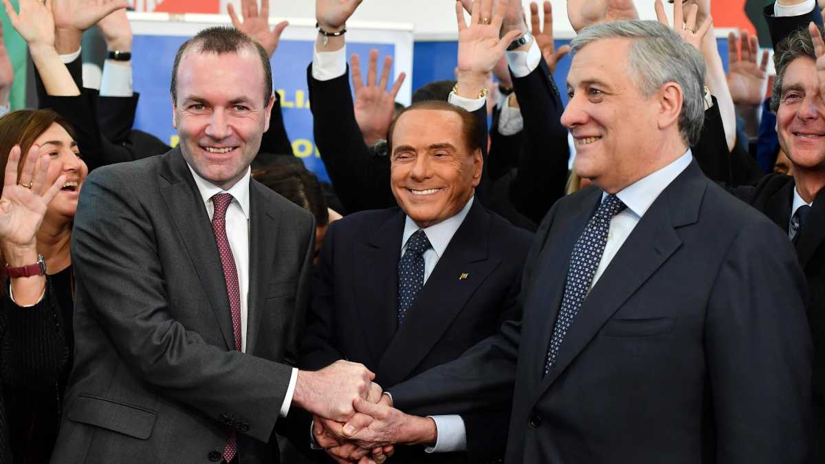 Immagine di Il Cav. imbarazza il Ppe: annullato il vertice di Napoli. Forza Italia: "Inaccettabile"