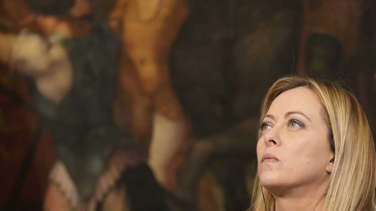 Immagine di Meloni è diversamente fascista. In Italia l’idea “Dio Patria e Famiglia” piace, ma “nun ce se crede”