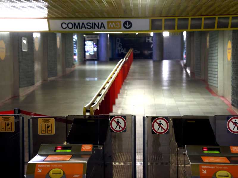 La stazione Centrale della metropolitana di Milano chiusa a causa dello sciopero (Ansa)