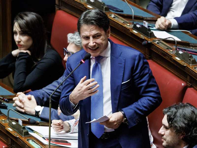 Fratelli di Conte. Meloni lo incorona "unico rivale", lo cerca per Rai ma lo teme sulla politica estera
