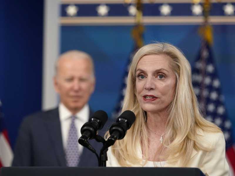 Lael Brainard, a destra, candidata dal presidente Biden a vicepresidente della Fed, nel novembre 2021 (Foto AP/Susan Walsh) <br />