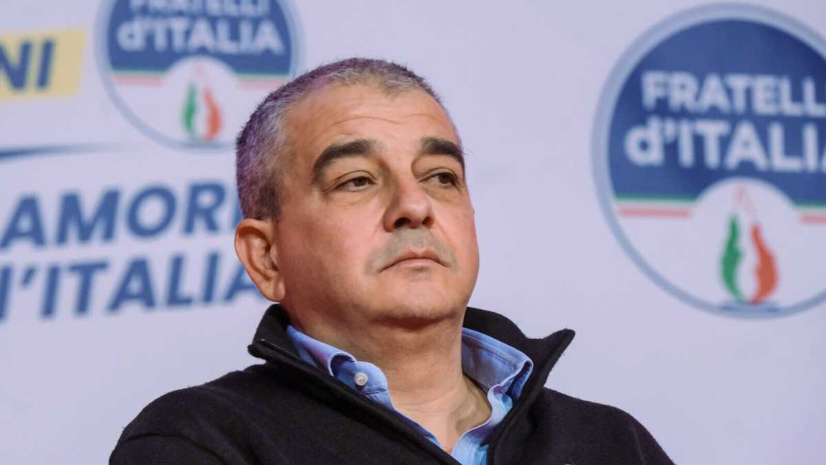 Immagine di Fazzolari e l'"omino della Cia". Gli Usa non la prendono bene. E occhio al Copasir