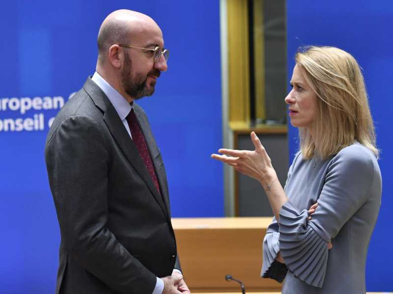 Il presidente del Consiglio europeo Charles Michel con la premier estone Kaja Kallas (Lapresse)