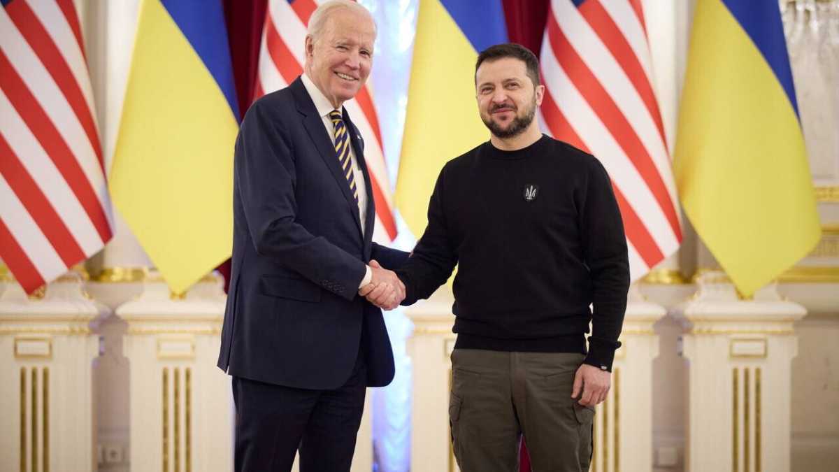 Immagine di Biden a Kyiv da Zelensky: "Accanto all'Ucraina finché sarà necessario"