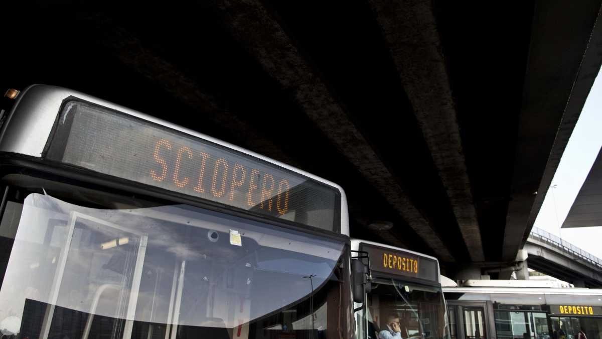 Immagine di L’Atac è pacifista. Autobus e metropolitane ferme a Roma e Milano: “Basta armi all’Ucraina”