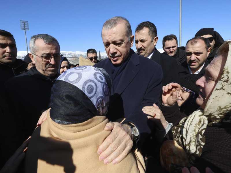 Recep Tayyip Erdogan in visita nelle zone pi&ugrave; colpite dal terremoto in Turchia (Lapresse)