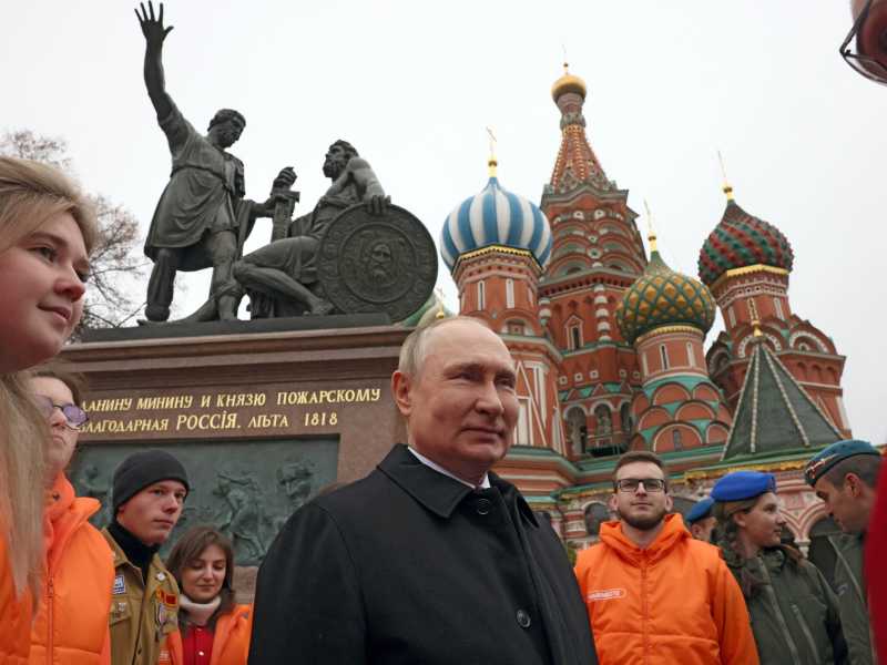 Putin con alle spalle il monumento agli eroi nazionali Minin e Požarskij (LaPresse)&nbsp;<br />